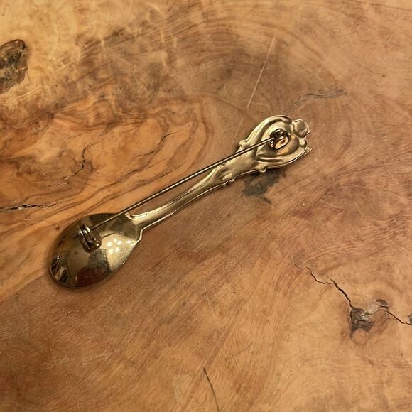 Vintage Miniature Collector Souvenir Spoon Brooch with Coat of Amrs/Crest - Picture 2 of 3